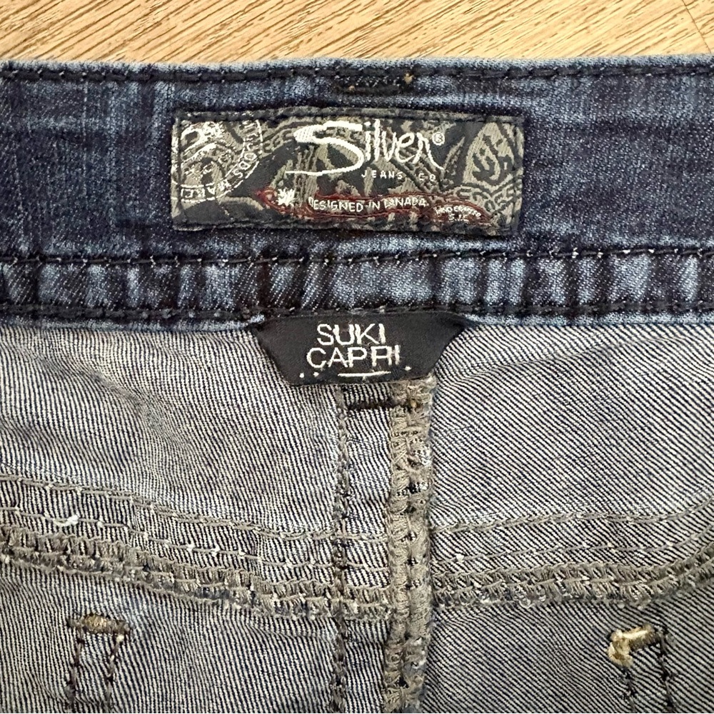 Silver Suki Capri Jeans I5 - Picture 2 of 5